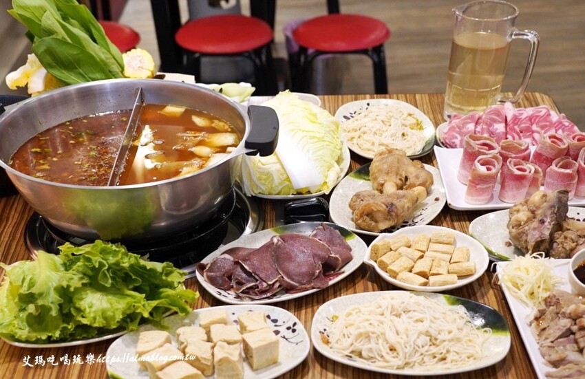 37年老字號羊肉爐全羊館！點鴛鴦鍋吃超爽，鎮店之寶羊三層必點，不吃羊？薑母鴨獨享餐230元還附麵線～