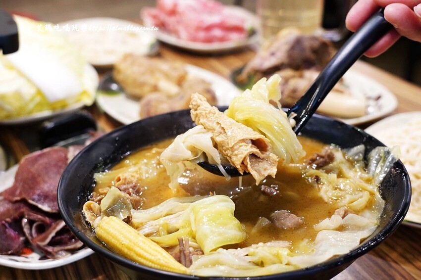 37年老字號羊肉爐全羊館！點鴛鴦鍋吃超爽，鎮店之寶羊三層必點，不吃羊？薑母鴨獨享餐230元還附麵線～