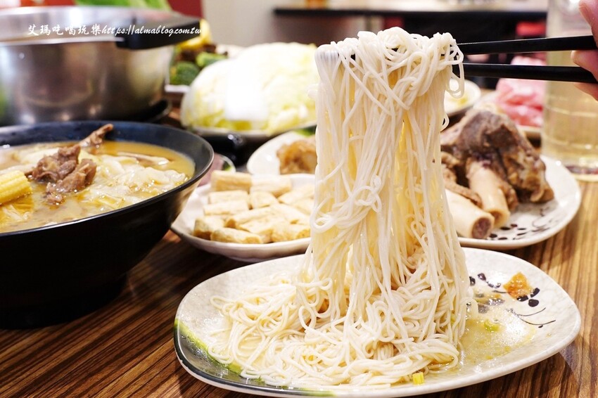 37年老字號羊肉爐全羊館！點鴛鴦鍋吃超爽，鎮店之寶羊三層必點，不吃羊？薑母鴨獨享餐230元還附麵線～