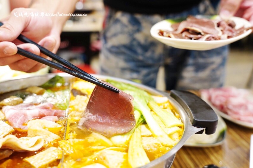 37年老字號羊肉爐全羊館！點鴛鴦鍋吃超爽，鎮店之寶羊三層必點，不吃羊？薑母鴨獨享餐230元還附麵線～