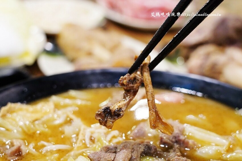 37年老字號羊肉爐全羊館！點鴛鴦鍋吃超爽，鎮店之寶羊三層必點，不吃羊？薑母鴨獨享餐230元還附麵線～