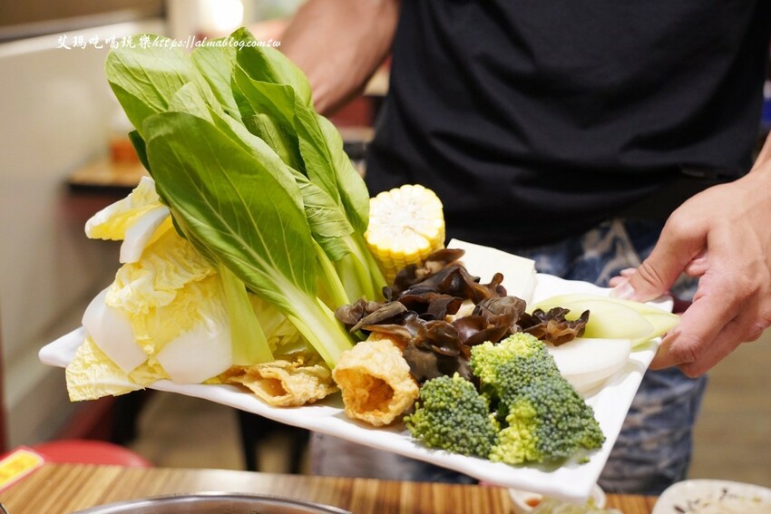 37年老字號羊肉爐全羊館！點鴛鴦鍋吃超爽，鎮店之寶羊三層必點，不吃羊？薑母鴨獨享餐230元還附麵線～