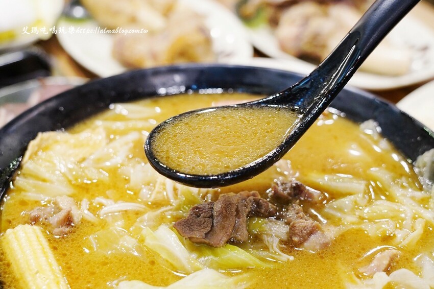 37年老字號羊肉爐全羊館！點鴛鴦鍋吃超爽，鎮店之寶羊三層必點，不吃羊？薑母鴨獨享餐230元還附麵線～