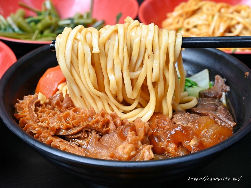 牛老二牛肉麵｜勤益商圈平價牛肉麵，大份量加麵不用錢，學生們的最愛～