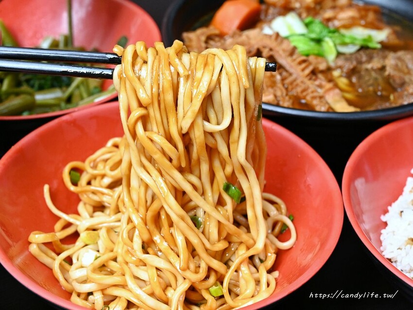 牛老二牛肉麵｜勤益商圈平價牛肉麵，大份量加麵不用錢，學生們的最愛～
