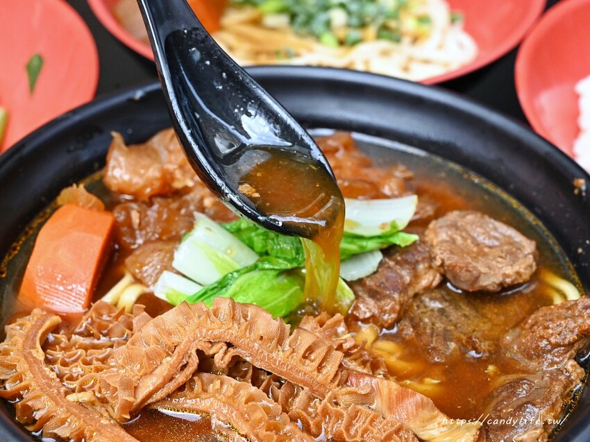 牛老二牛肉麵｜勤益商圈平價牛肉麵，大份量加麵不用錢，學生們的最愛～