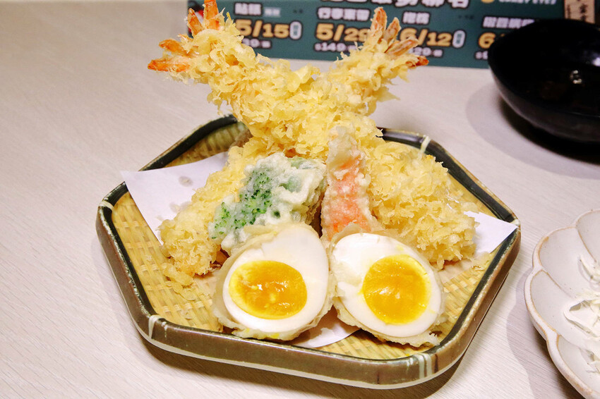 定食８變了！明亮寬敞的空間、每季更新豐盛繽紛的定食，免費湯飯