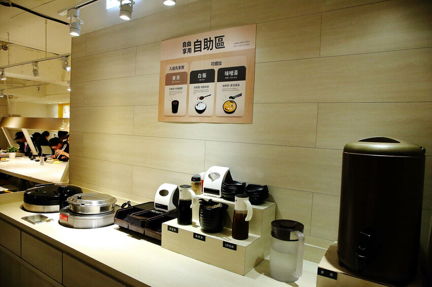 定食８變了！明亮寬敞的空間、每季更新豐盛繽紛的定食，免費湯飯