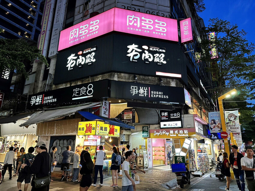 定食８變了！明亮寬敞的空間、每季更新豐盛繽紛的定食，免費湯飯