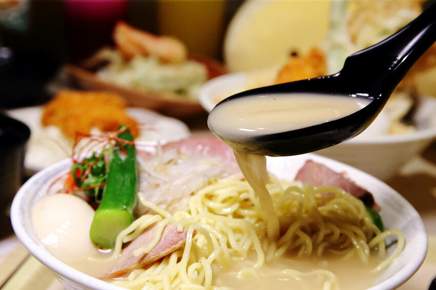 定食８變了！明亮寬敞的空間、每季更新豐盛繽紛的定食，免費湯飯