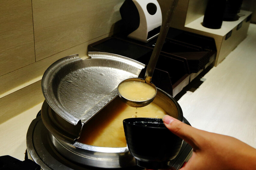 定食８變了！明亮寬敞的空間、每季更新豐盛繽紛的定食，免費湯飯