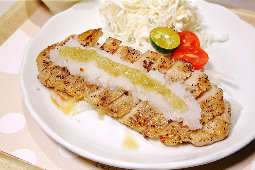 定食８變了！明亮寬敞的空間、每季更新豐盛繽紛的定食，免費湯飯