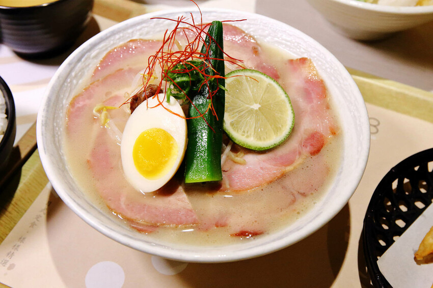 定食８變了！明亮寬敞的空間、每季更新豐盛繽紛的定食，免費湯飯