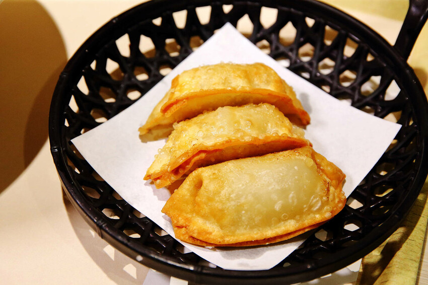 定食８變了！明亮寬敞的空間、每季更新豐盛繽紛的定食，免費湯飯