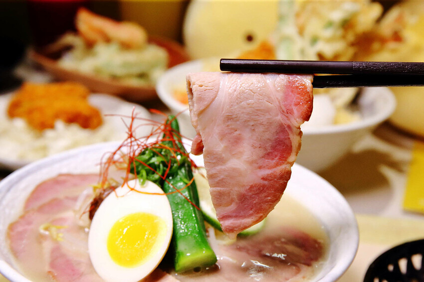 定食８變了！明亮寬敞的空間、每季更新豐盛繽紛的定食，免費湯飯