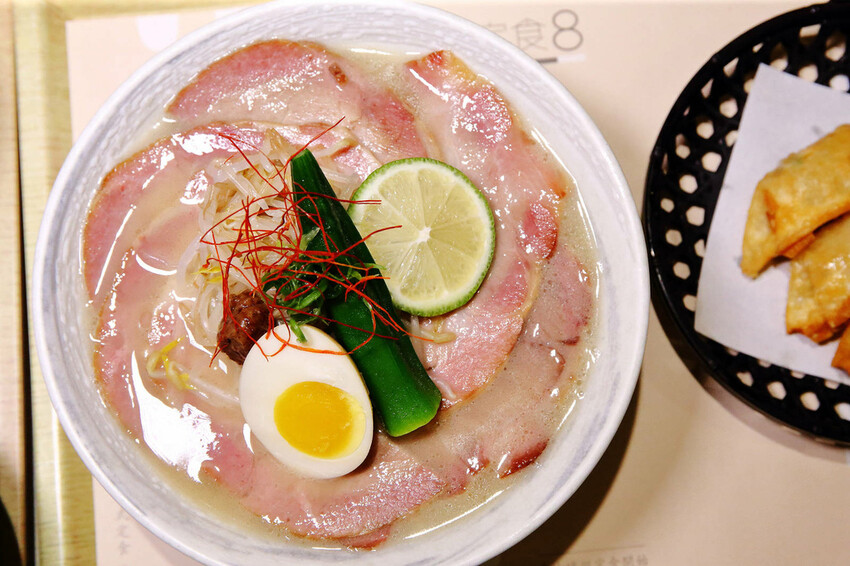 定食８變了！明亮寬敞的空間、每季更新豐盛繽紛的定食，免費湯飯