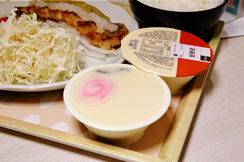 定食８變了！明亮寬敞的空間、每季更新豐盛繽紛的定食，免費湯飯