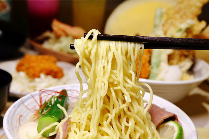 定食８變了！明亮寬敞的空間、每季更新豐盛繽紛的定食，免費湯飯