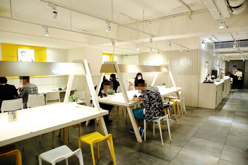 定食８變了！明亮寬敞的空間、每季更新豐盛繽紛的定食，免費湯飯