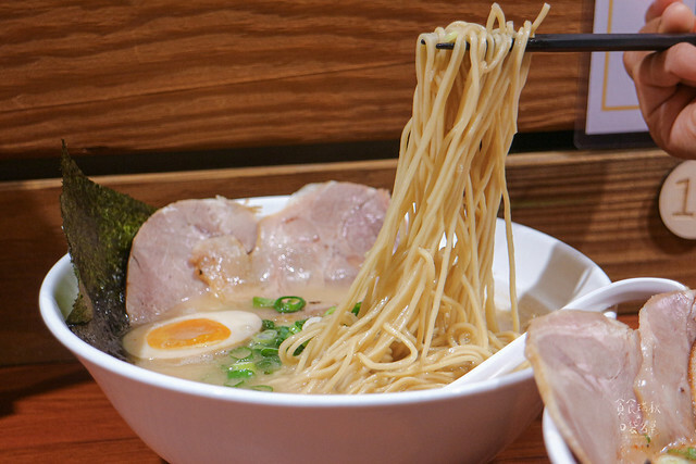 台中西屯｜用心熬煮以湯頭為靈魂的豚骨拉麵。吃過令人念念不忘｜麵屋麥