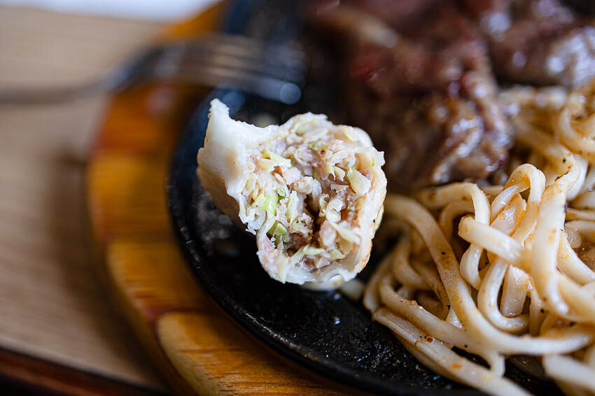 日式屋舍內竟賣起了台式牛排以及煎餃，這組合我這輩子沒見過｜一餃燒