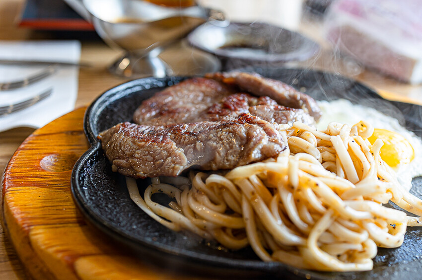 日式屋舍內竟賣起了台式牛排以及煎餃，這組合我這輩子沒見過｜一餃燒
