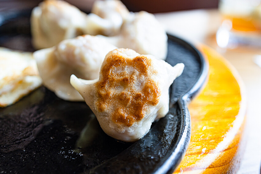 日式屋舍內竟賣起了台式牛排以及煎餃，這組合我這輩子沒見過｜一餃燒