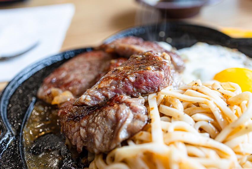 日式屋舍內竟賣起了台式牛排以及煎餃，這組合我這輩子沒見過｜一餃燒