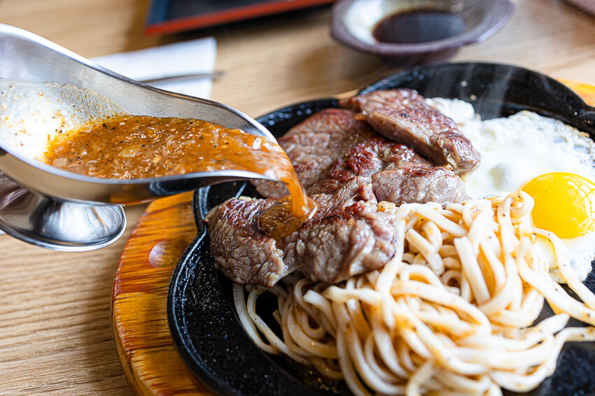 日式屋舍內竟賣起了台式牛排以及煎餃，這組合我這輩子沒見過｜一餃燒