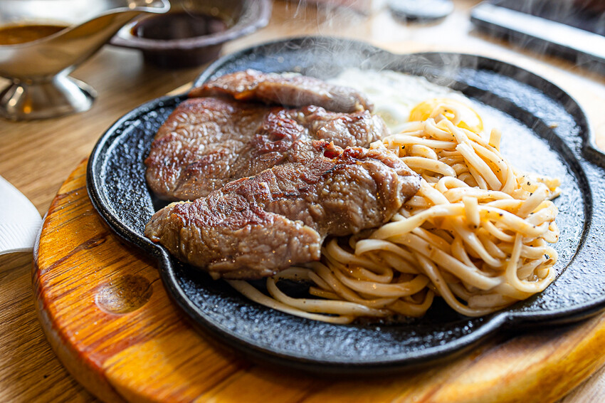日式屋舍內竟賣起了台式牛排以及煎餃，這組合我這輩子沒見過｜一餃燒