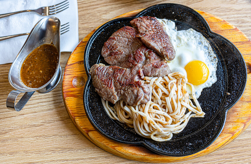 日式屋舍內竟賣起了台式牛排以及煎餃，這組合我這輩子沒見過｜一餃燒