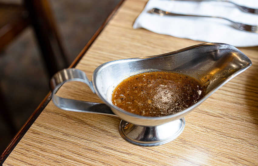 日式屋舍內竟賣起了台式牛排以及煎餃，這組合我這輩子沒見過｜一餃燒