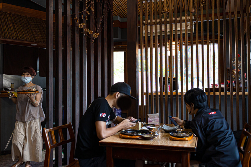 日式屋舍內竟賣起了台式牛排以及煎餃，這組合我這輩子沒見過｜一餃燒