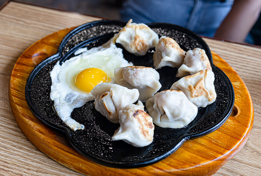 日式屋舍內竟賣起了台式牛排以及煎餃，這組合我這輩子沒見過｜一餃燒