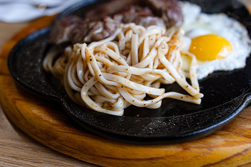 日式屋舍內竟賣起了台式牛排以及煎餃，這組合我這輩子沒見過｜一餃燒