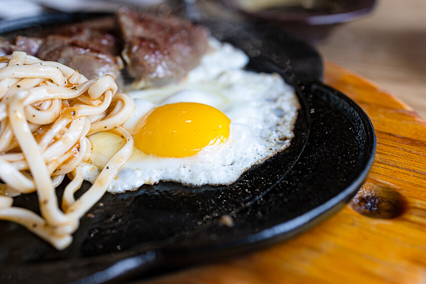 日式屋舍內竟賣起了台式牛排以及煎餃，這組合我這輩子沒見過｜一餃燒