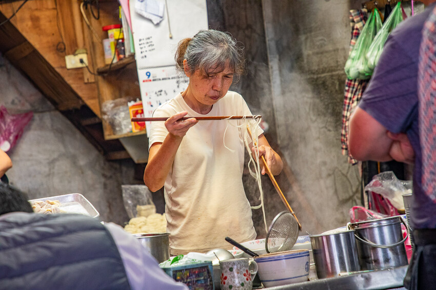 宜蘭縣宜蘭市火生餛飩麵店｜沒有招牌卻是在地人超愛的麵店，40年歷史老字號餛飩麵