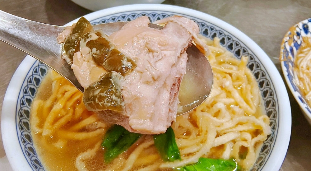 火生餛飩麵店!宜蘭四十年老字號,必嚐麻醬乾麵與豬骨餛飩湯