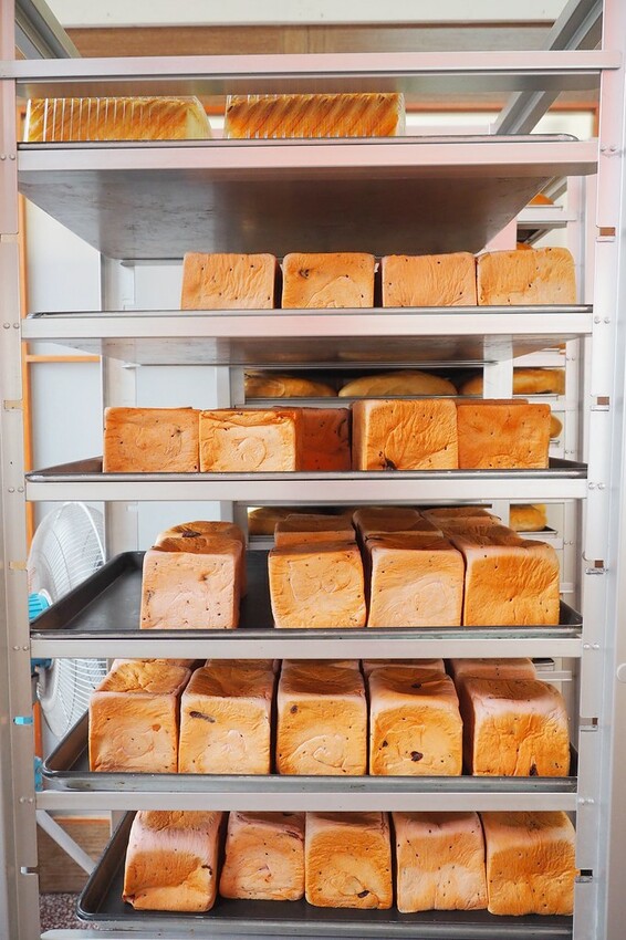 崙背鮮乳ＸOrchard CAFE/魚缸珈琲/東新烘焙市集,12月限定款聯名甜點.生吐司.生乳捲.甜甜圈一次打包!!!