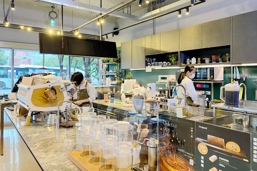 崙背鮮乳ＸOrchard CAFE/魚缸珈琲/東新烘焙市集,12月限定款聯名甜點.生吐司.生乳捲.甜甜圈一次打包!!!