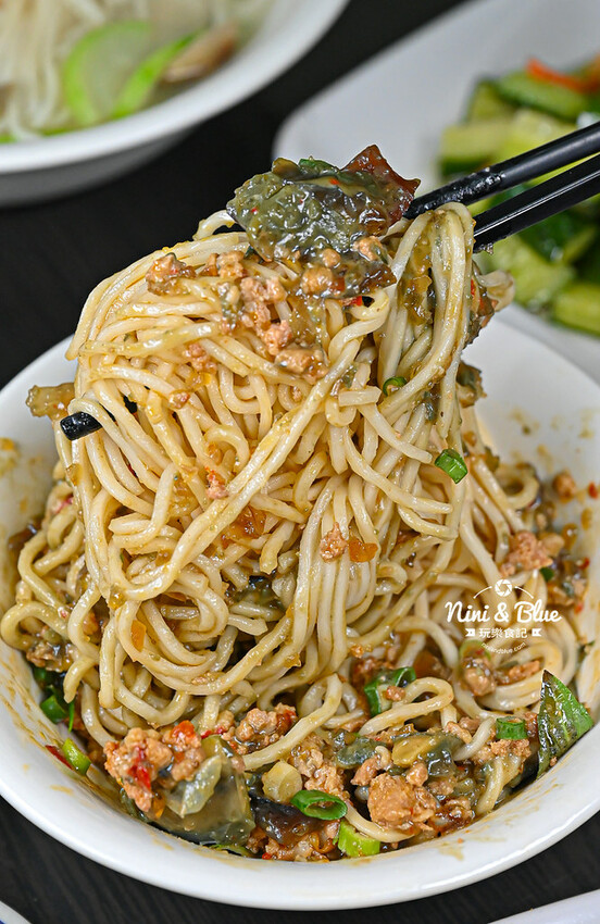 台中北屯昌平路商圈銅板美食，特色皮蛋創意料理小館-妮妮布魯