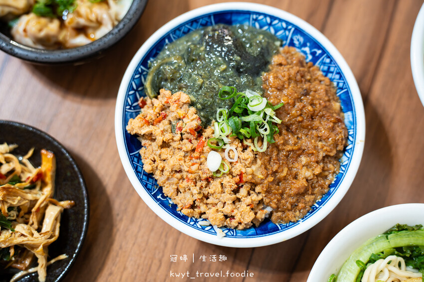 台中北屯區昌平路商圈小吃美食_劉漣麵昌平店,99元套餐有主食有湯,超人氣三色飯,特製皮蛋醬很有料,北屯午餐晚餐推薦_2025菜單 – 冠婷生活趣