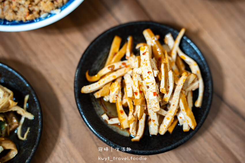 台中北屯區昌平路商圈小吃美食_劉漣麵昌平店,99元套餐有主食有湯,超人氣三色飯,特製皮蛋醬很有料,北屯午餐晚餐推薦_2025菜單 – 冠婷生活趣