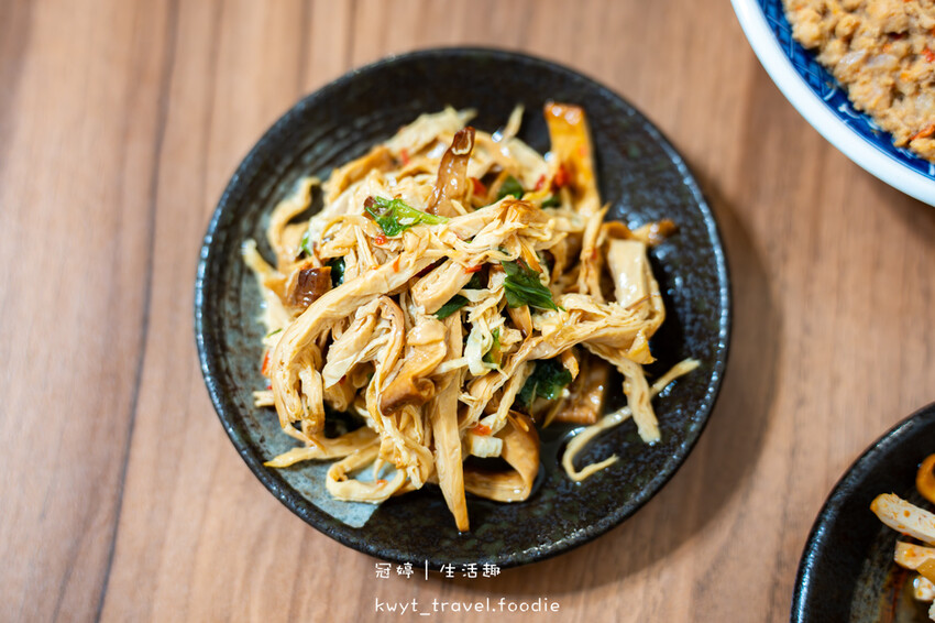 台中北屯區昌平路商圈小吃美食_劉漣麵昌平店,99元套餐有主食有湯,超人氣三色飯,特製皮蛋醬很有料,北屯午餐晚餐推薦_2025菜單 – 冠婷生活趣