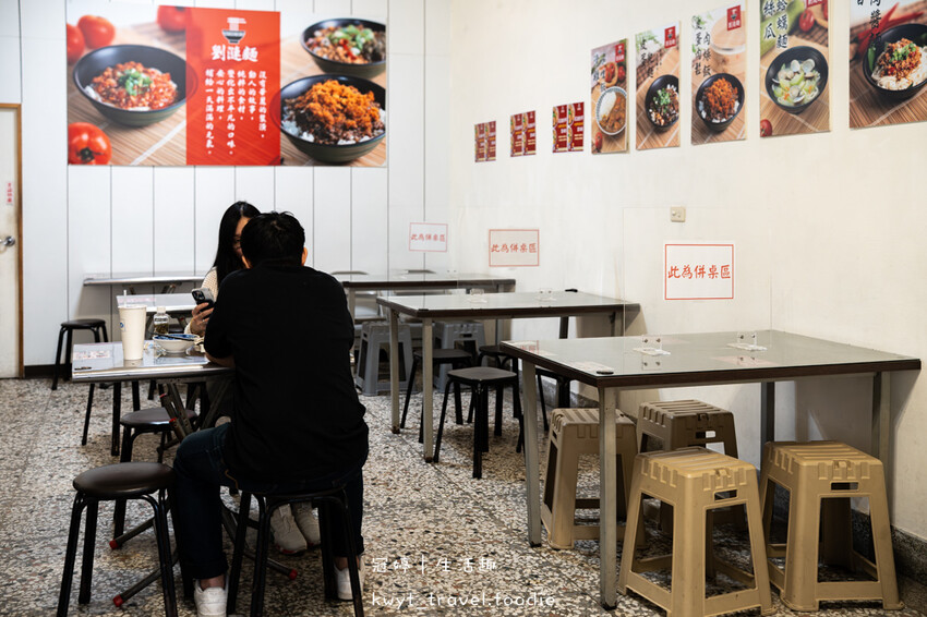 台中北屯區昌平路商圈小吃美食_劉漣麵昌平店,99元套餐有主食有湯,超人氣三色飯,特製皮蛋醬很有料,北屯午餐晚餐推薦_2025菜單 – 冠婷生活趣