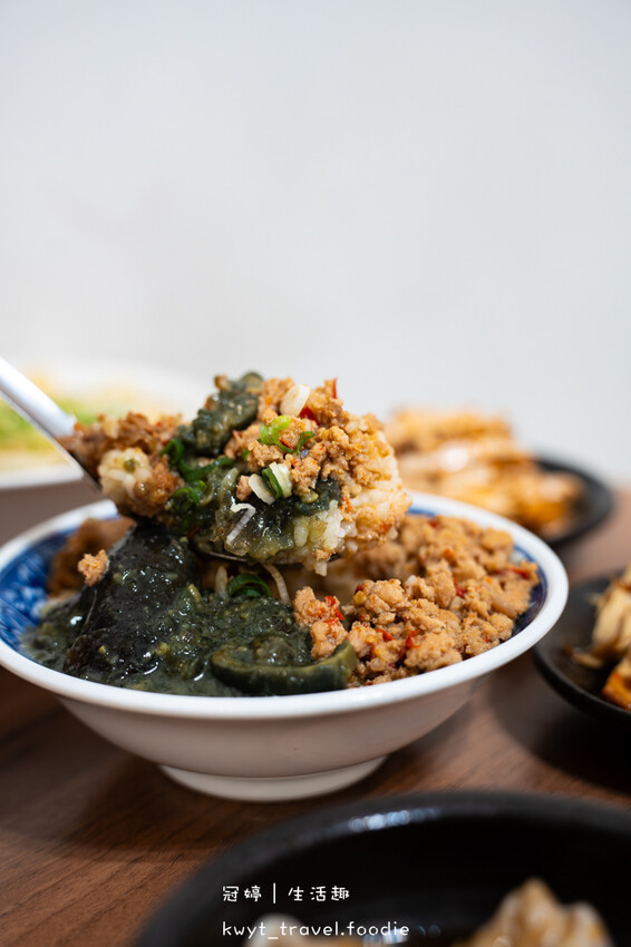 台中北屯區昌平路商圈小吃美食_劉漣麵昌平店,99元套餐有主食有湯,超人氣三色飯,特製皮蛋醬很有料,北屯午餐晚餐推薦_2025菜單 – 冠婷生活趣