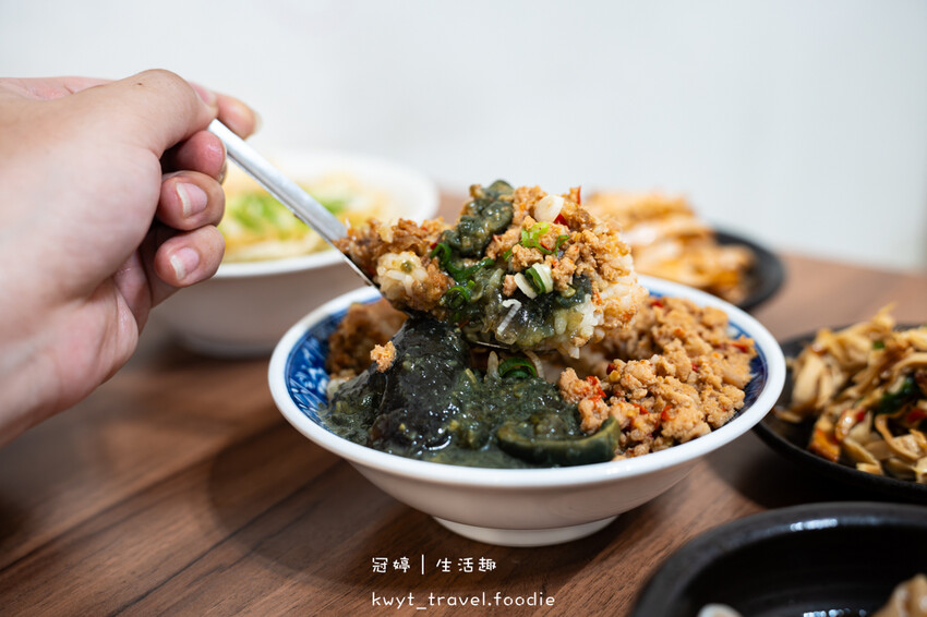 台中北屯區昌平路商圈小吃美食_劉漣麵昌平店,99元套餐有主食有湯,超人氣三色飯,特製皮蛋醬很有料,北屯午餐晚餐推薦_2025菜單 – 冠婷生活趣