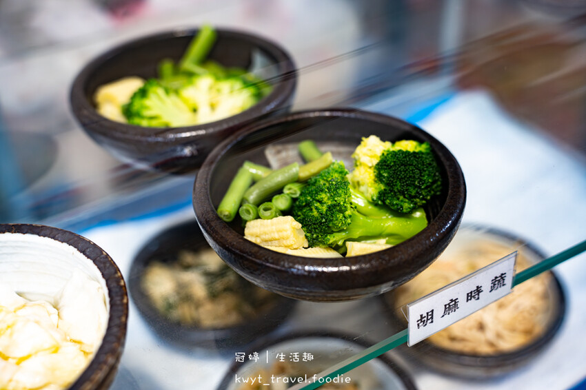 台中北屯區昌平路商圈小吃美食_劉漣麵昌平店,99元套餐有主食有湯,超人氣三色飯,特製皮蛋醬很有料,北屯午餐晚餐推薦_2025菜單 – 冠婷生活趣