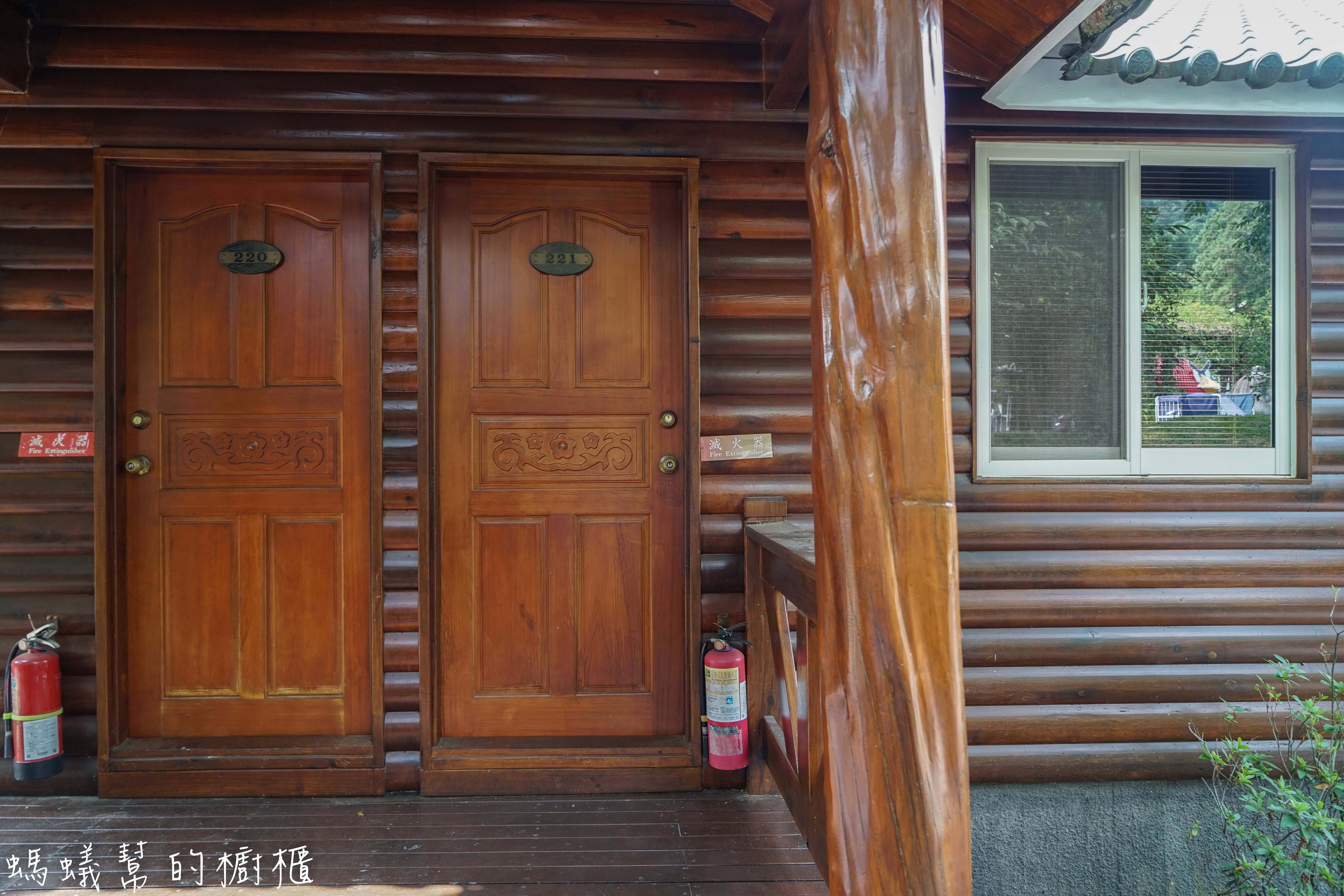 南投埔里牛耳藝術渡假村|日月潭埔里小木屋住宿推薦,漫步自然生態園區,欣賞藝術石雕、舒壓SPA館、雕之森樹屋餐廳,設備齊全的小木屋渡假推薦。 - 螞蟻幫的櫥櫃