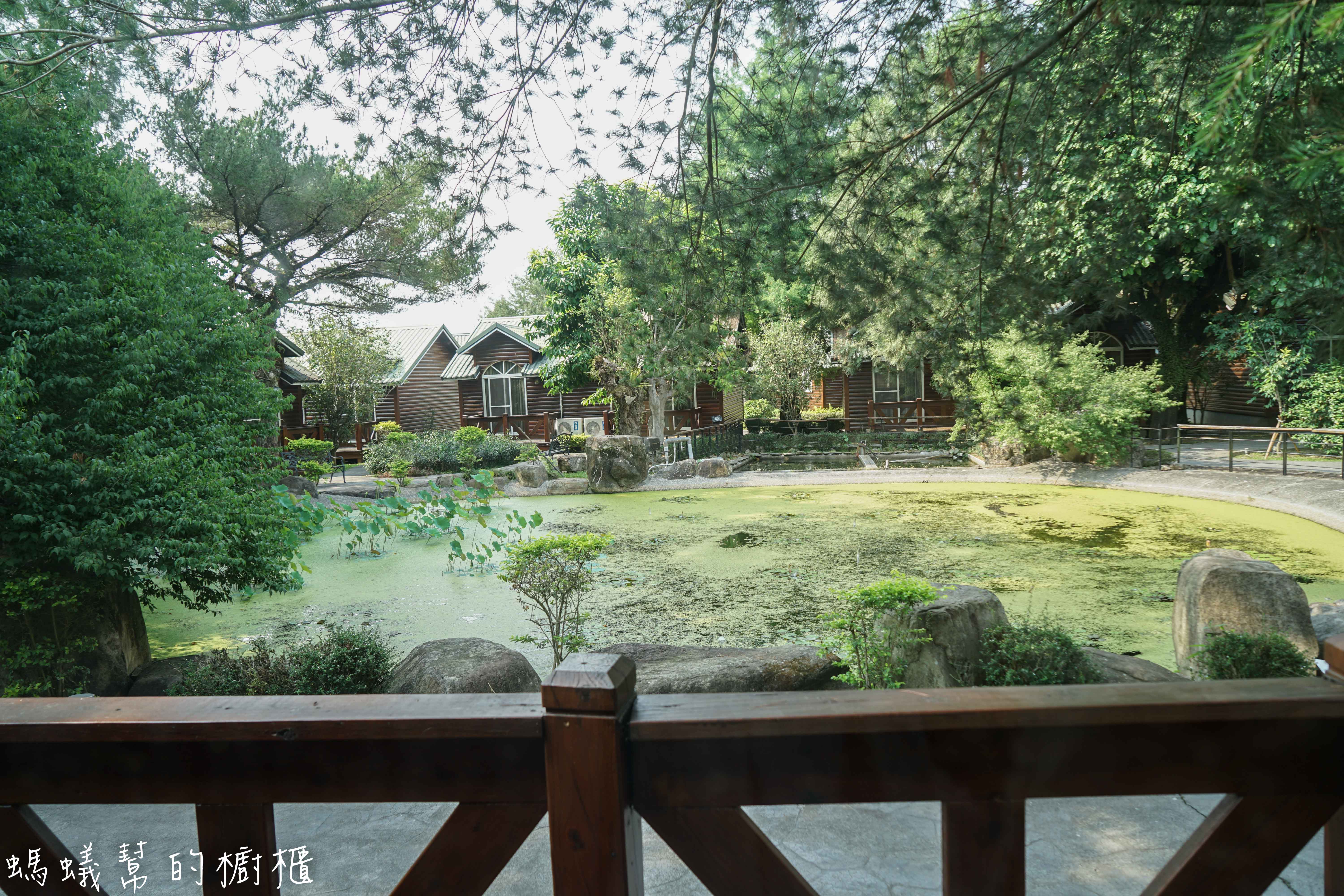 南投埔里牛耳藝術渡假村|日月潭埔里小木屋住宿推薦,漫步自然生態園區,欣賞藝術石雕、舒壓SPA館、雕之森樹屋餐廳,設備齊全的小木屋渡假推薦。 - 螞蟻幫的櫥櫃